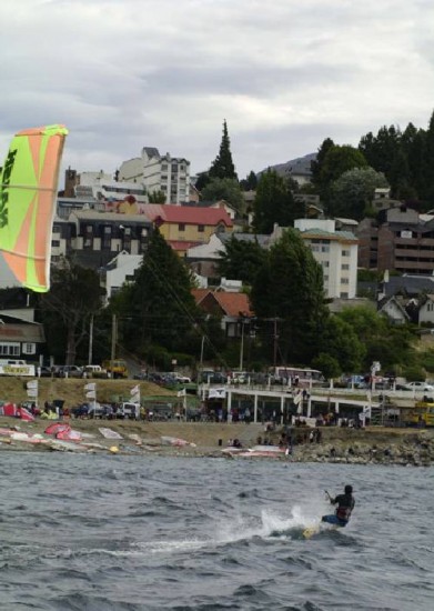 Un da de fro y algo de viento que pese a todo fue una fiesta en Bariloche. Los competidores disfrutaron de una jornada a pura emocin en el tradicional evento. Ayer hubo rfagas de hasta 80 km/h.