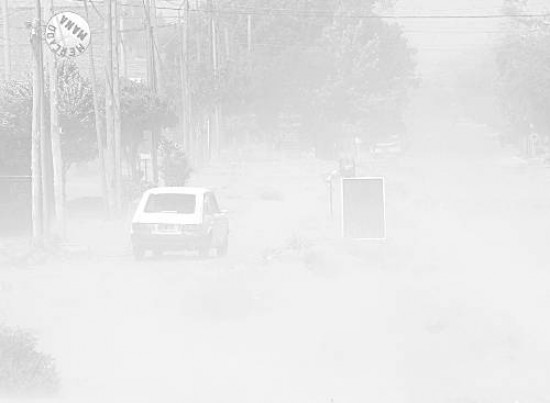 Aunque con menor intensidad, el viento complicó y bastante el día ayer en Roca (arriba) y Neuquén. 