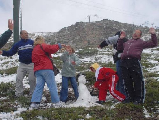 En La Angostura (arr.), Bariloche (abajo) y San Martn (der.), ayer fue un da de fiesta para los turistas que disfrutan de la montaa. Juegos y sorpresa en la nieve. 