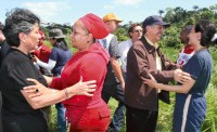 Las dos mujeres (Gonzlez, de buzo, habla por telfono y Rojas est con su madre, con bastn) terminan una odisea de ms de 6 aos en poder del grupo guerrillero. Sus familiares las reciben con alegra.