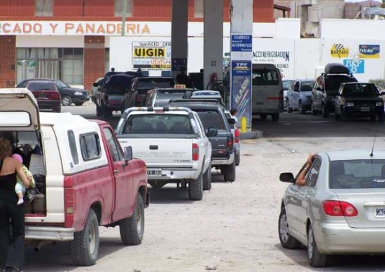 En Sierra Grande también hubo colas para cargar combustible.