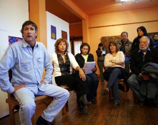 Los principales referentes de los partidos políticos de Bariloche debaten sobre la fecha de las elecciones municipales.