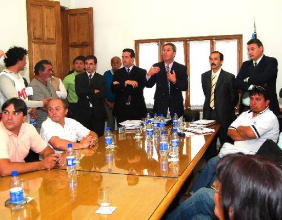El gobernador a cargo, Carlos González y otros funcionarios, durante la charla con los vecinalistas. Éstos habían ido antes al municipio con una muestra de agua turbia.