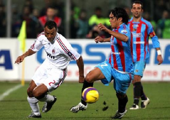 El peruano Juan Vargas lucha con Caf. Catania dio la sorpresa y elimin al Milan.