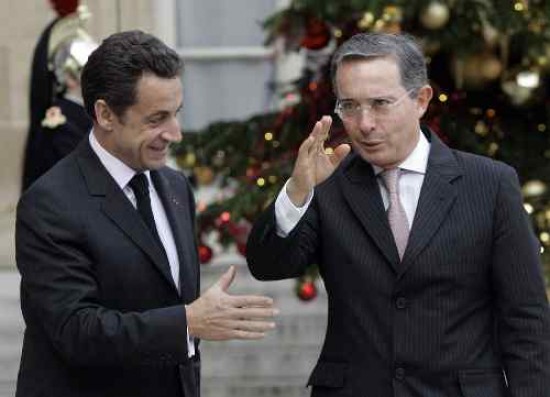 El presidente colombiano se reuni con Sarkozy y dialog sobre la situacin de los rehenes, en especial de Ingrid Betancourt. 