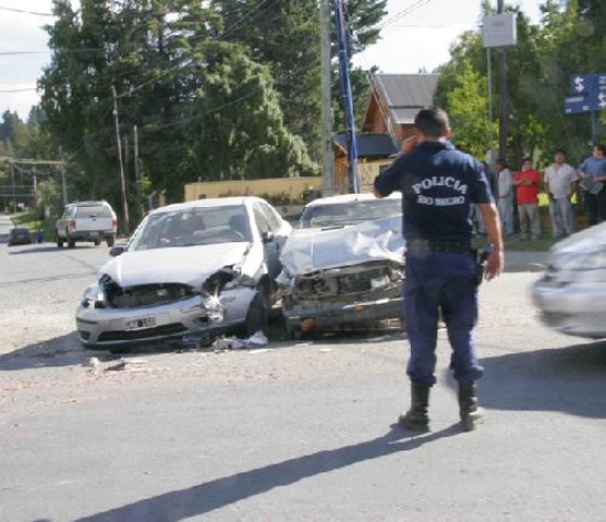 Un hombre que viajaba en el Renault 11 result con heridas de consideracin.