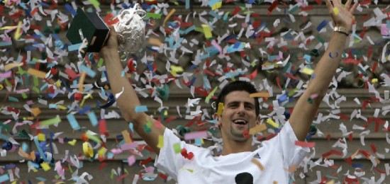 Cerca de diez mil personas le dieron la bienvenida al ganador del Abierto de tenis de Australia, el serbio Novak Djokovic, en una ceremonia en el centro de Belgrado. La muchedumbre, en su mayora jvenes, corearon 