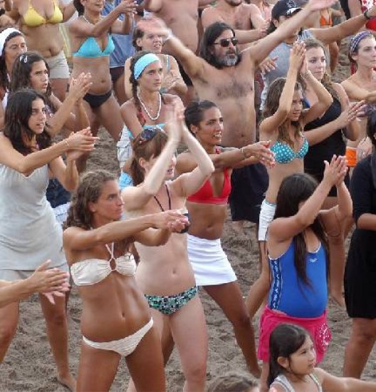 Los juegos, el baile, las actividades solidarias, la prevencin... en las playas de Las Grutas hay espacio para todos y para todo.