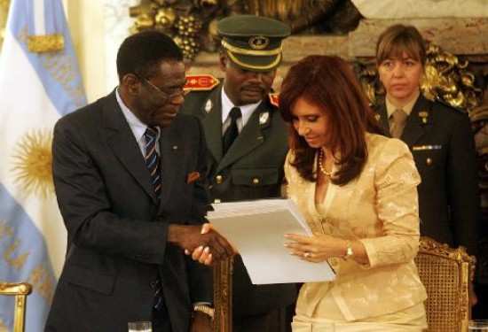 Primero Lino Oviedo, ayer con Mbasogo, acusado de aplicar un rgimen dictatorial en Guinea. La presidenta sigue con extraas visitas.