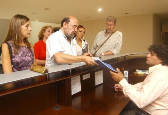 El escrito fue entregado en mesa de entrada por el ex diputado Ricardo Villar, Valeria Montelpare, Jorge Grin y otros dirigentes.
