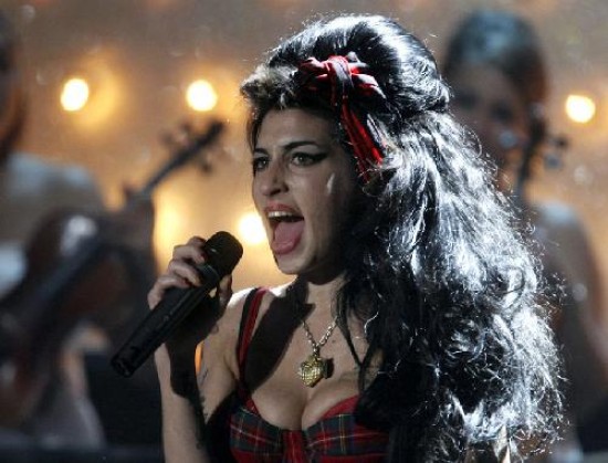 Tras su rehabilitacin, Amy Winehouse volvi al escenario. Paul McCartney le puso emocin a la velada con grandes clsicos. 