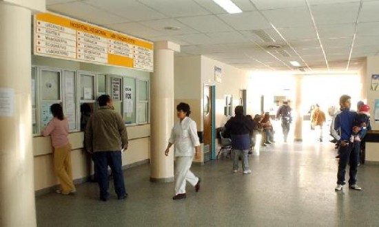 Un millar de viedmen-ses se atienden cada da en el hospital y 300 ms en los centros de salud.