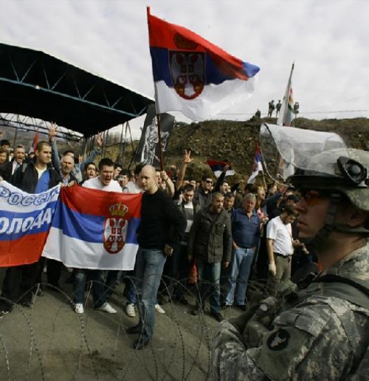 En el norte de Kosovo, en Mitrovica, tropas separan a serbios de albaneses.