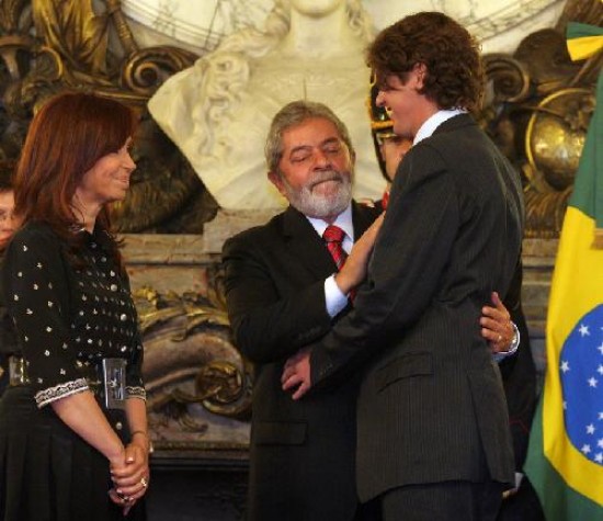 Cristina le present a Lula a 