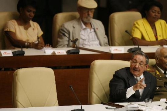 Uno de los momentos en que los diputados cubanos votaron. Ral Castro junto a la silla vaca de Fidel, ausente por una enfermedad intestinal. El nuevo presidente impulsara una revalucin del peso cubano. 