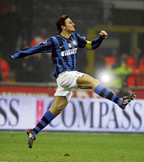 El "Pupi" Zanetti, a grito pelado. El gran capitán interista marcó el empate (1-1) ante Roma.