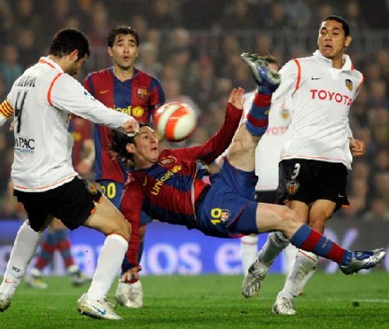  Messi cumpli su partido N 100 en el Bara. No pudo ser con victoria.