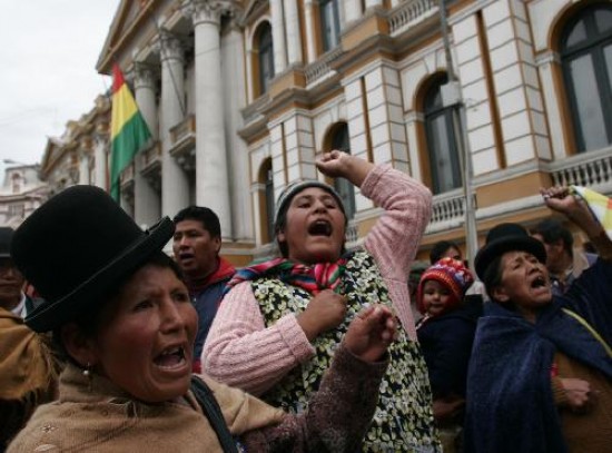 Partidarios del presidente boliviano mantienen su presin al Congreso para que vote los plebiscitos sobre la carta magna. 