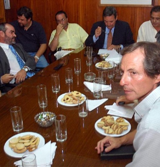 Mesa lista para los malos tragos. Gatti y De Rege reflejaron la crisis de sus partidos.