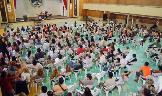 A salón lleno, pese al intenso calor, los maestros analizaron la oferta planteada el martes por el gobierno.