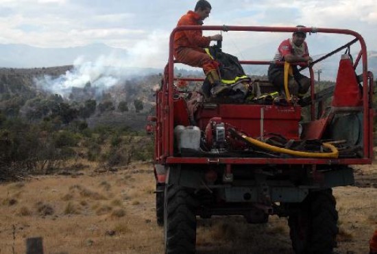 Afortunadamente, los bomberos lograron cercar las llamas y evitar que llegaran a zonas urbanizadas en jurisdicciones de Trevelin y Esquel. 
