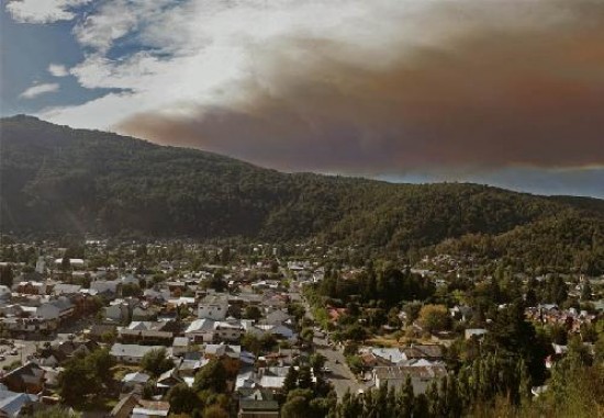 El viento trajo desde el lago Lolog un grueso manto de humo que se instal sobre San Martn. 