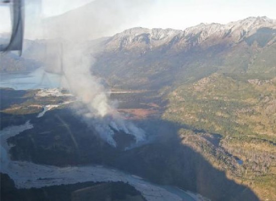 Una vista area de los daos que provoca desde el domingo el fuego en el Parque Lago Puelo. 