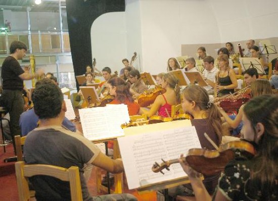 López dirigió por primera vez a los 14 años y, a los 17, fue oficializado en una orquesta española.