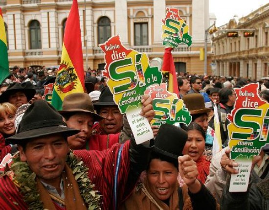 Seguidores de Morales festejaron el triunfo en el Congreso. El presidente tildó de racistas las posturas de la oposición. 