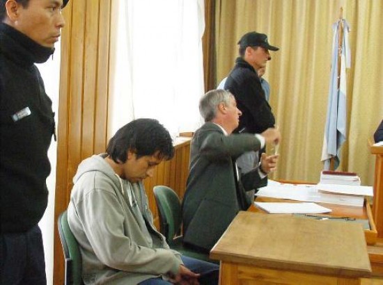 El imputado Ruiz Casquino junto a su abogado Gustavo Butrón, quien pidió que lo condenen a sólo cuatro años.