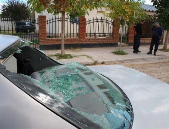Luego de la trifulca del chofer con los compañeros del supuesto delincuente, el taxi terminó con los vidrios rotos y su propietario, herido.