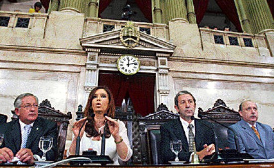 La presidenta plante que la educacin ser clave en su gestin. Cristina sali a saludar a sus partidarios, que siguieron su discurso en las afueras del Congreso.