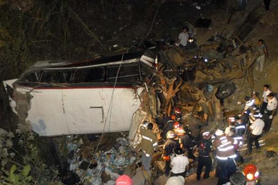 En el lugar del accidente, al menos 300 personas, entre socorristas y soldados, continuaban trabajando bien entrada la madrugada.