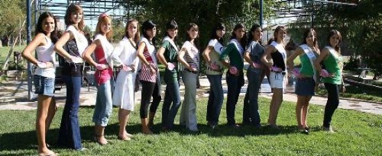 Las trece chicas que aspiran al reinado de la Fruticultura. Son de toda la región. Anoche, Abel Pintos prometía una gran actuación. 