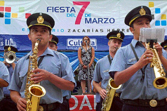 Giselle Bustos fue la encargada de cantar el Himno Nacional junto a la Banda de Música de la Policía de Río Negro.