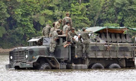 Un grupo de militares ecuatorianos vigila una zona fronteriza luego del despliegue ordenado por el gobierno. 