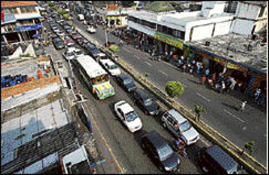 Autos blo-queados en la frontera venezolana. 