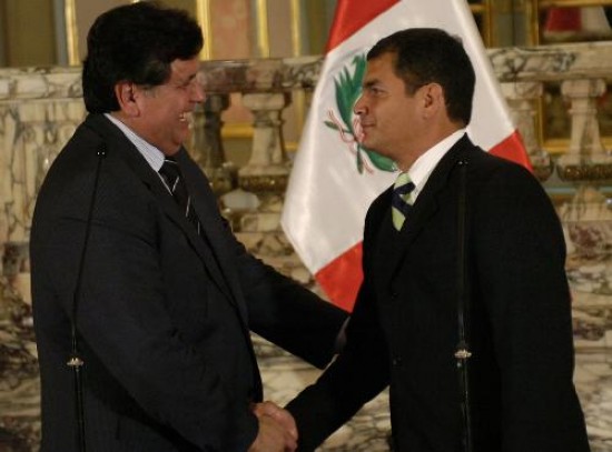 Rafael Correa recibió ayer el respaldo de Alan García por la crisis con su vecino colombiano. 