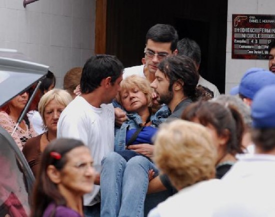 La madre de Diego Migueles no soport el momento y se desmay cuando trasladaban los restos de su hijo.