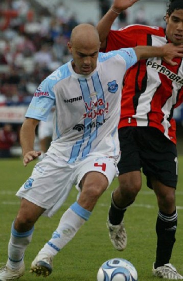 Desvaux, defensor de Gimnasia (J).