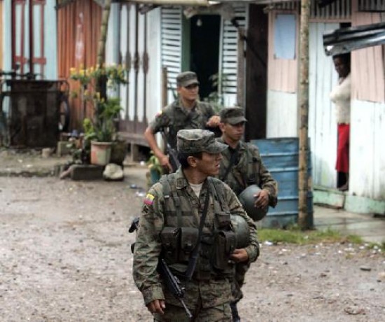 La fuerte presencia de tropas en las fronteras aumenta las especulaciones sobre un conflicto. 