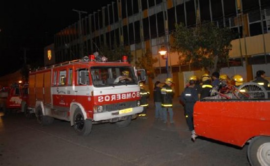 Los bomberos asustaron a ms de un vecino por una singular protesta.