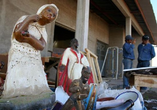 Estatuas, velas con forma de diablos y otros objetos se rescataron del lugar. La lista que se encontr pide los nombres de los enemigos de Cerda.