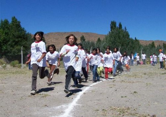 Atletismo, ajedrez y muchos juegos para divertir e integrar a los chicos de los establecimientos rurales de la Línea Sur