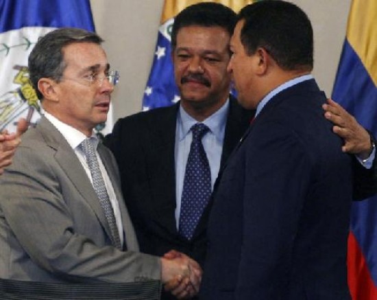 El momento de la distensin en la cumbre, cuando Uribe tras recorrer todo el recinto estrecha la mano de Correa. Chvez, quien haba encabezado los gestos ms hostiles, adopt ahora la moderacin. 