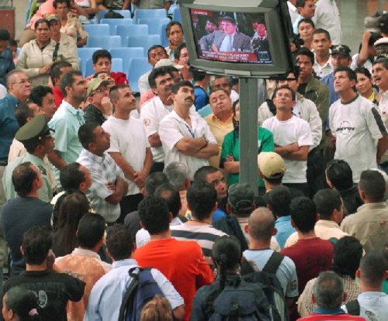 Un grupo de colombianos sigue de cerca el spero debate. 