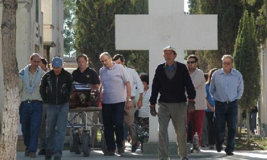 Familiares, amigos y unos pocos comerciantes, se acercaron ayer hasta el cementerio cipoleo.