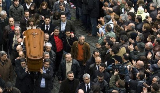 Los restos del ex edil asesinado por ETA fueron despedidos por una multitud, que conden enrgicamente los ataques del grupo.