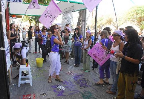 Un grupo de mujeres, encabezadas por el grupo La Revuelta, se manifest frente a la vivienda del magistrado.