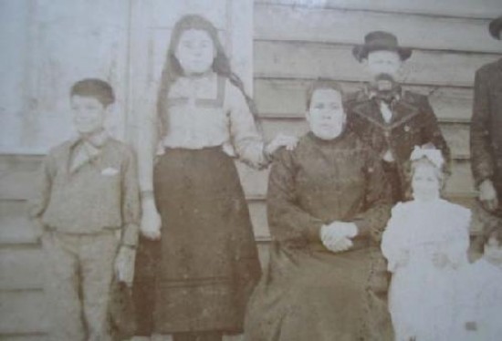 Matrimonio Espins-Ferr e hijas Josefa (la mayor) y Ana Mara (con moo), futuras esposas de Cecilio y Ciriaco Yerio respectivamente, en 1901 (del lbum de Mara C. Yerio)